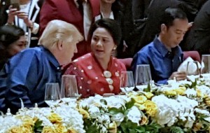 Presiden Donald Trump Saat Berbicara Dengan Iriana Joko Widodo (Foto SeknegRI)